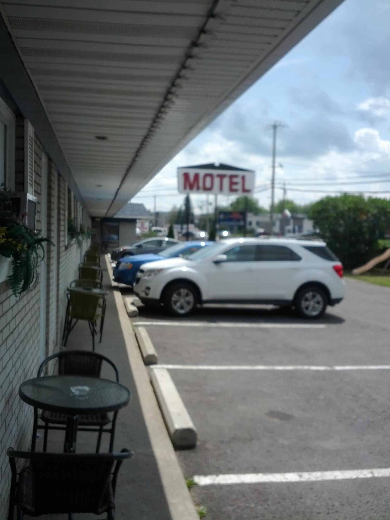 Motel Montgolfiere Jp Saint-Jean-sur-Richelieu Εξωτερικό φωτογραφία